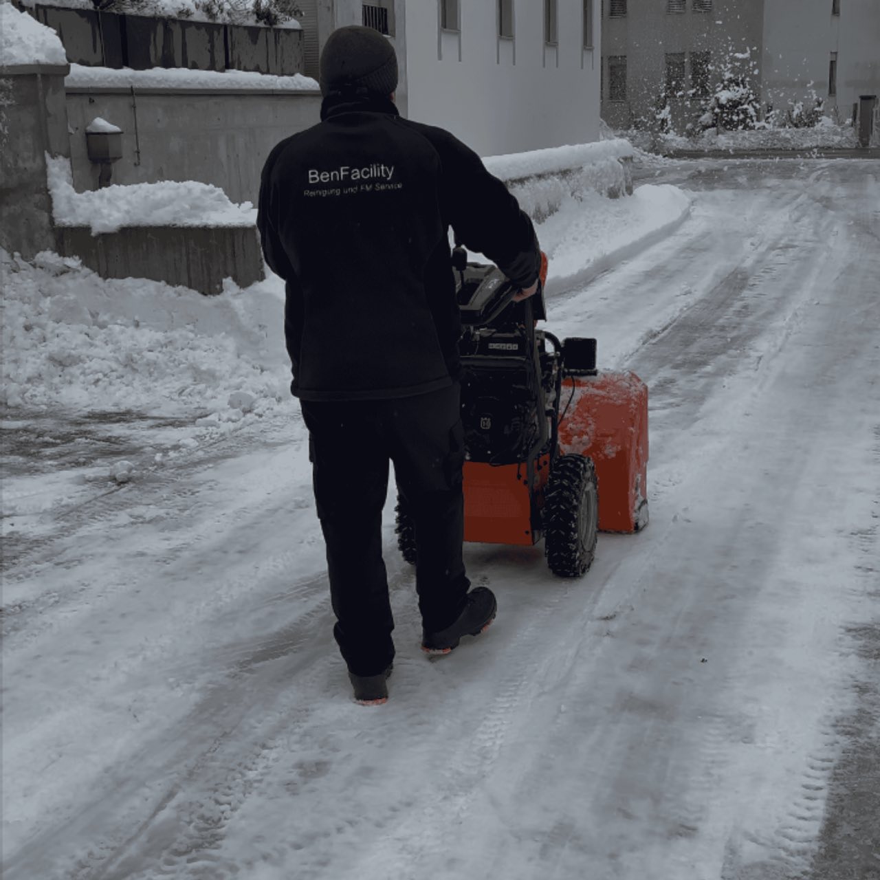 BenFacility Mitarbeiter bei der Schneeräumung im Wallis